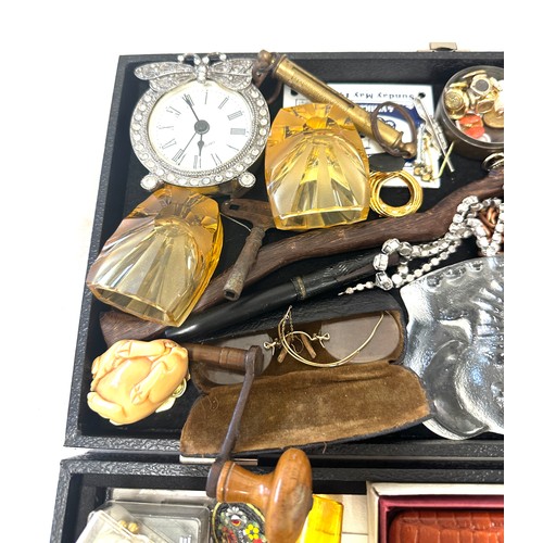 513 - Tray of collectable items includes buttons, glassware, compass, Caithness paperweight, spectacles