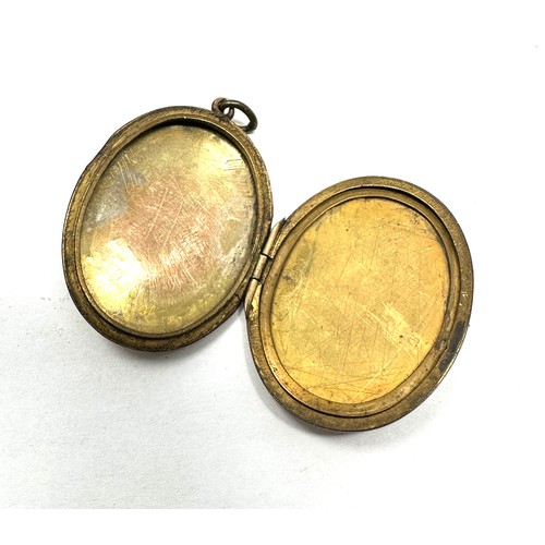 134 - 9ct gold antique etched photo locket (5.1g)