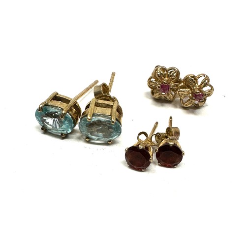 109 - 9 x 9ct yellow gold vintage paired earrings inc. topaz, ruby & garnet (2.7g)