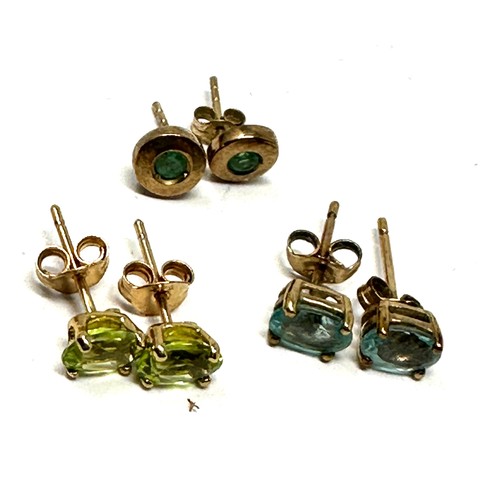 112 - 3 x 9ct yellow gold vintage paired earrings inc. emerald, peridot & tourmaline (2g)