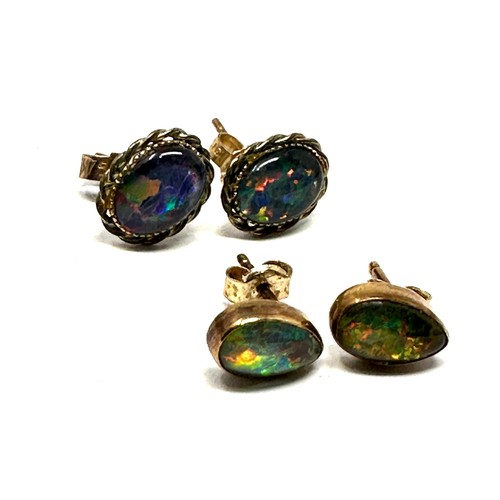 72 - 2 x 9ct yellow gold vintage paired opal earrings (1.8g)