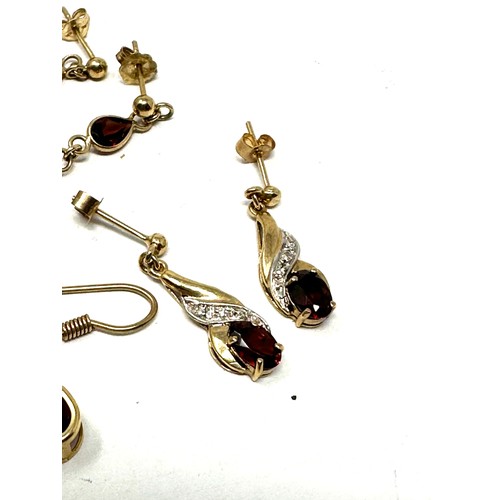 63 - 3 x 9ct yellow gold vintage paired earrings inc. diamond & garnet (4.9g)