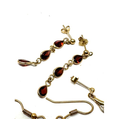 63 - 3 x 9ct yellow gold vintage paired earrings inc. diamond & garnet (4.9g)