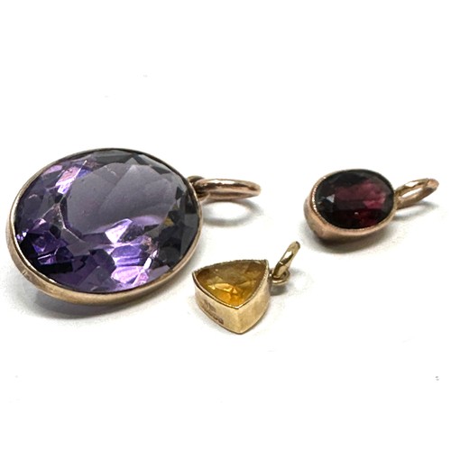 66 - 3 x 9ct yellow gold vintage pendants inc. garnet, amethyst & citrine (4.5g)