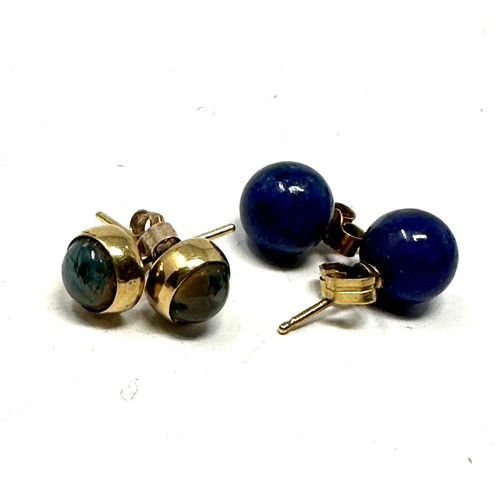 64 - 2 x 9ct yellow gold paired earrings inc. moss agate & lapis lazuli (2.9g)