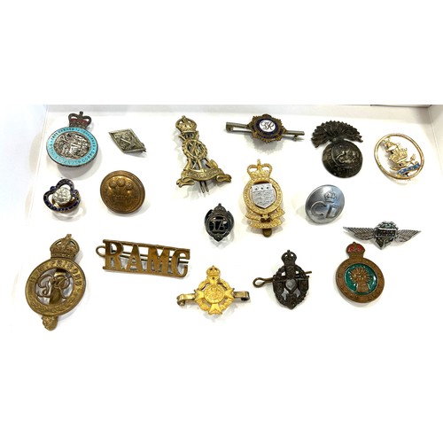 488 - Large selection of vintage military badges/ buttons/ cap badges etc includes Enamel badges, Royal Ob... 