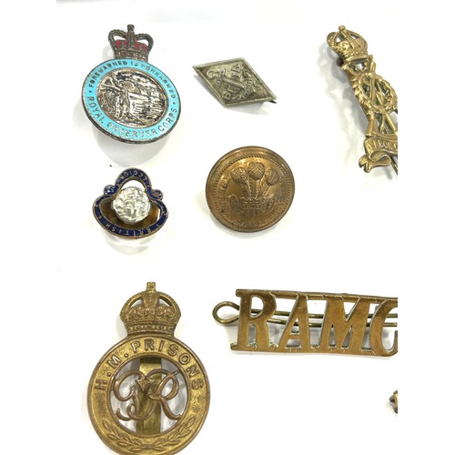 488 - Large selection of vintage military badges/ buttons/ cap badges etc includes Enamel badges, Royal Ob... 