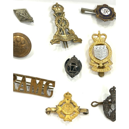 488 - Large selection of vintage military badges/ buttons/ cap badges etc includes Enamel badges, Royal Ob... 