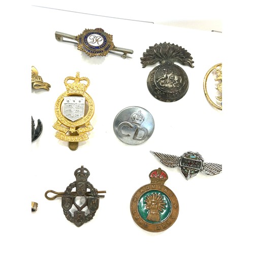 488 - Large selection of vintage military badges/ buttons/ cap badges etc includes Enamel badges, Royal Ob... 