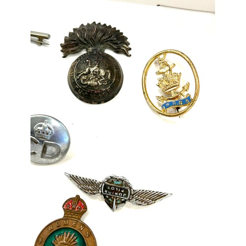 488 - Large selection of vintage military badges/ buttons/ cap badges etc includes Enamel badges, Royal Ob... 