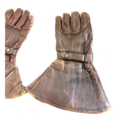 109 - Pair of WW2 motor cycle gloves (Gauntlets)