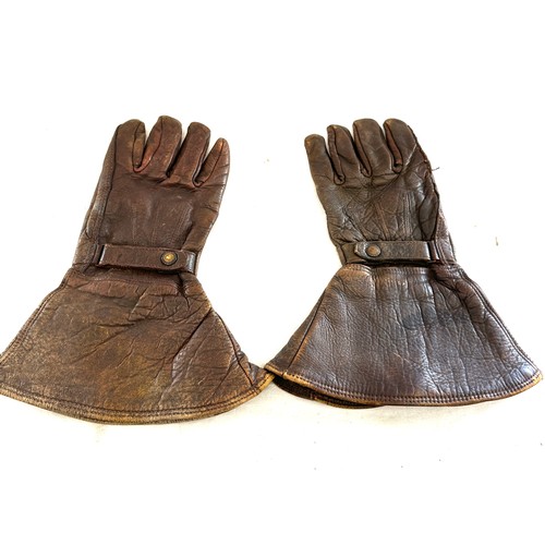 109 - Pair of WW2 motor cycle gloves (Gauntlets)