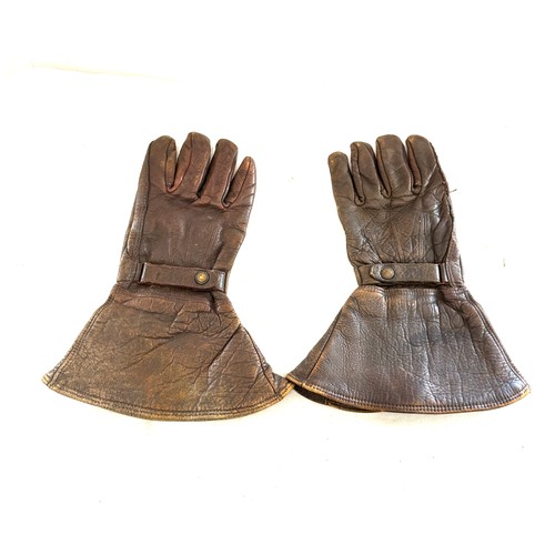 109 - Pair of WW2 motor cycle gloves (Gauntlets)