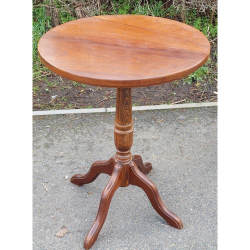 566 - Oak occasional table measures approx 26 inches by 19.5 diameter