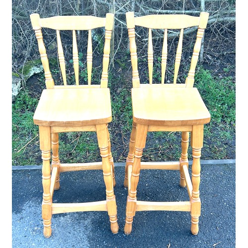 559 - Pair of tall bar stools measures approx 39.5 inches tall