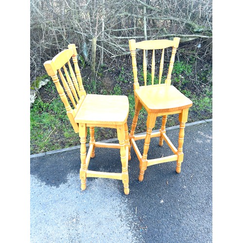 559 - Pair of tall bar stools measures approx 39.5 inches tall