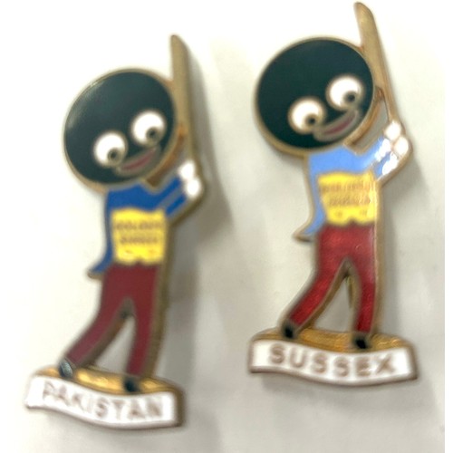 496 - 4 Robertsons Golly cricket badges - Pakistan, Sussex, Kent and Lancashire