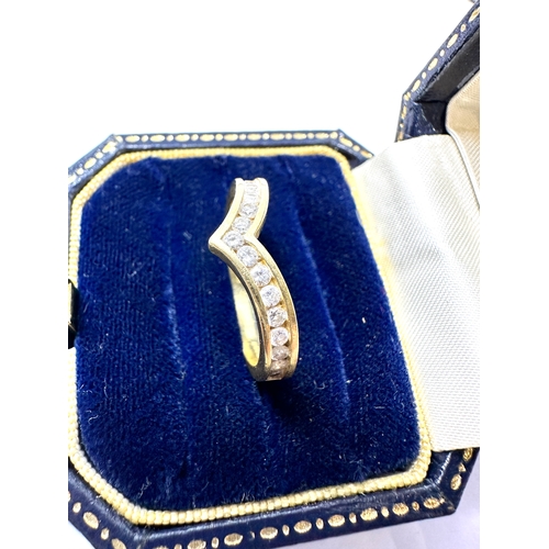 136 - 18ct gold diamond ring weight 3.9g