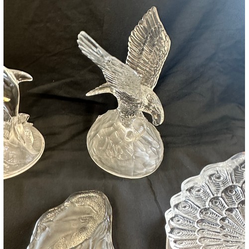 97 - Selection of glass animal figure/ paper weights includes Ducks, Dolphins, birds etc