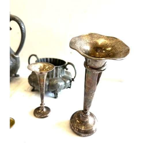 147 - Selection of collectable items includes compass, metal ware etc