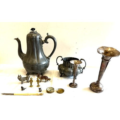 147 - Selection of collectable items includes compass, metal ware etc