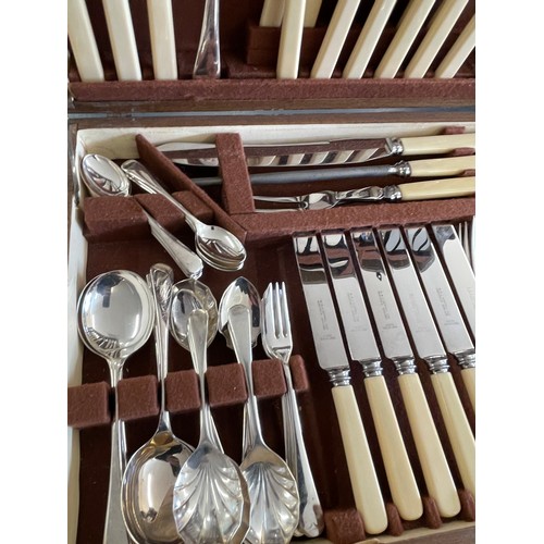 182 - Canteen of cutlery