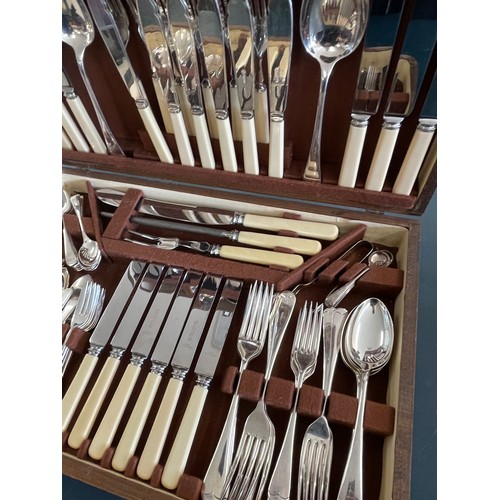 182 - Canteen of cutlery