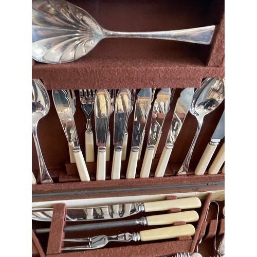 182 - Canteen of cutlery