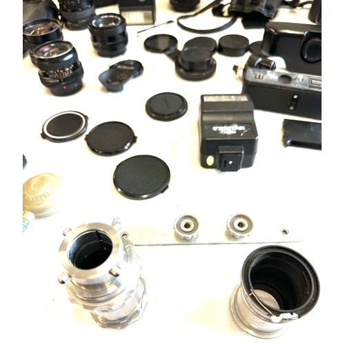 209 - Box of vintage camera equipment to include lenses, makers canon, Mitsuki, Rolleinar etc