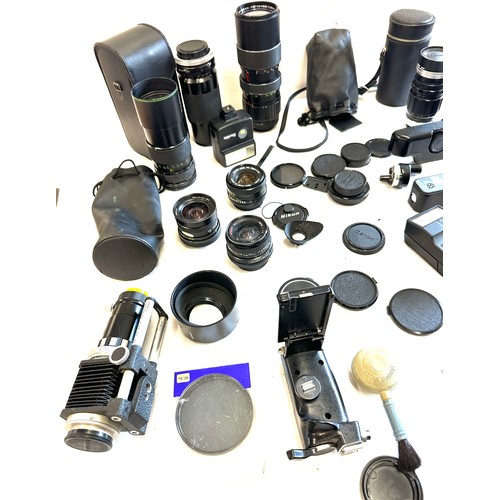 209 - Box of vintage camera equipment to include lenses, makers canon, Mitsuki, Rolleinar etc