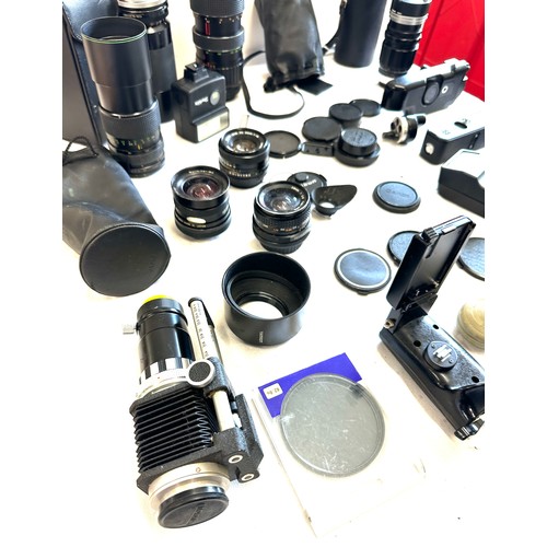 209 - Box of vintage camera equipment to include lenses, makers canon, Mitsuki, Rolleinar etc