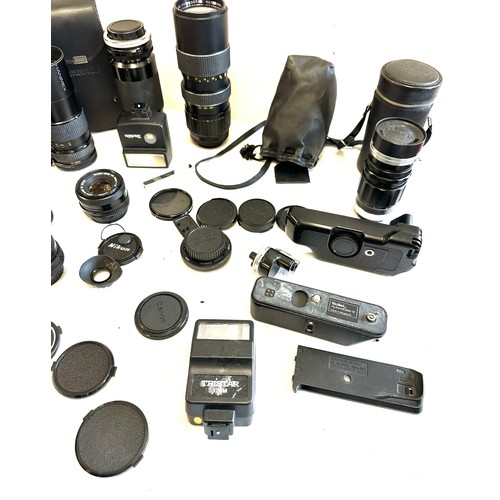 209 - Box of vintage camera equipment to include lenses, makers canon, Mitsuki, Rolleinar etc