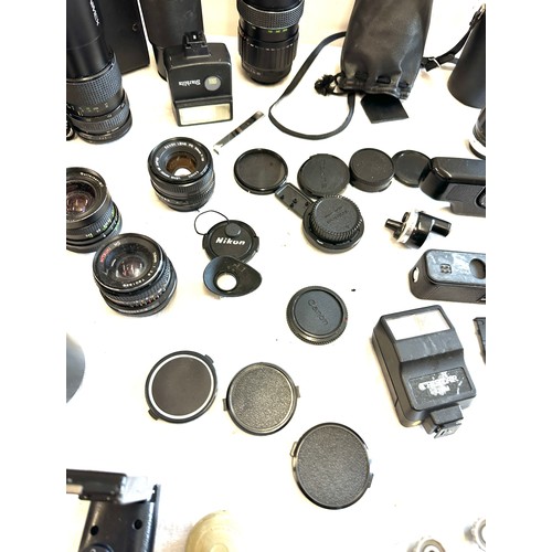 209 - Box of vintage camera equipment to include lenses, makers canon, Mitsuki, Rolleinar etc