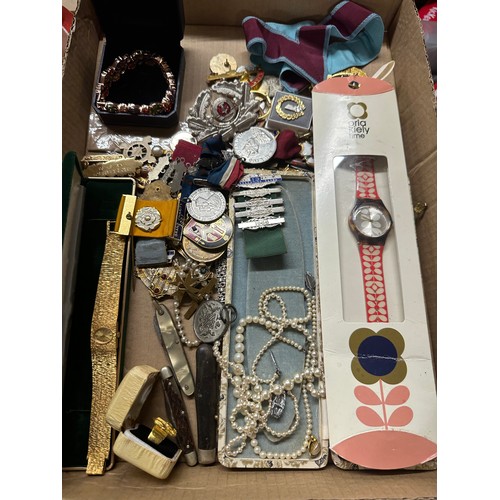 615 - Box of assorted vintage costume jewellery