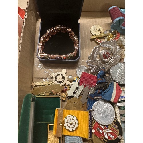 615 - Box of assorted vintage costume jewellery