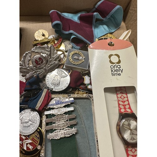 615 - Box of assorted vintage costume jewellery