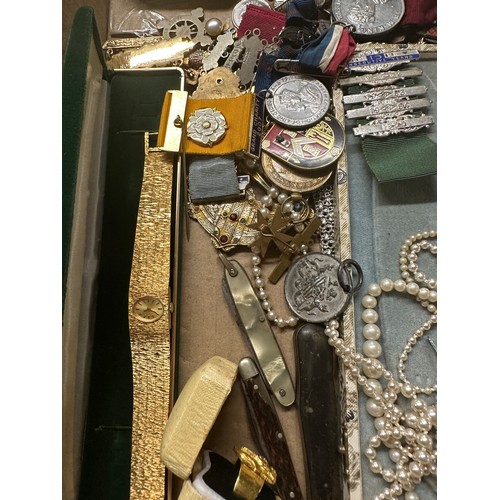 615 - Box of assorted vintage costume jewellery