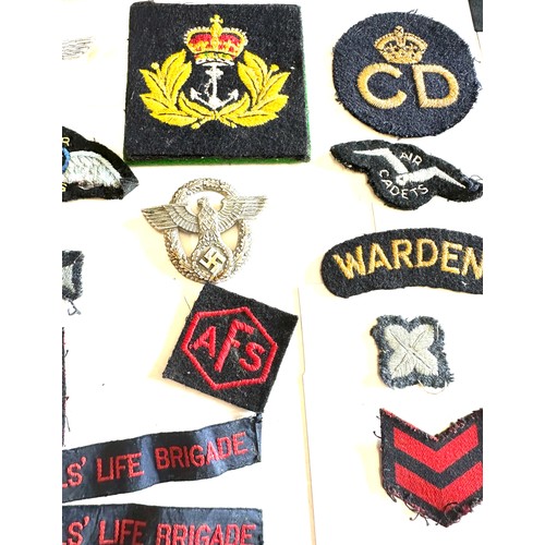 443 - Assorted WW2 era military badges including German and cloth examples A/F damage to one wheel