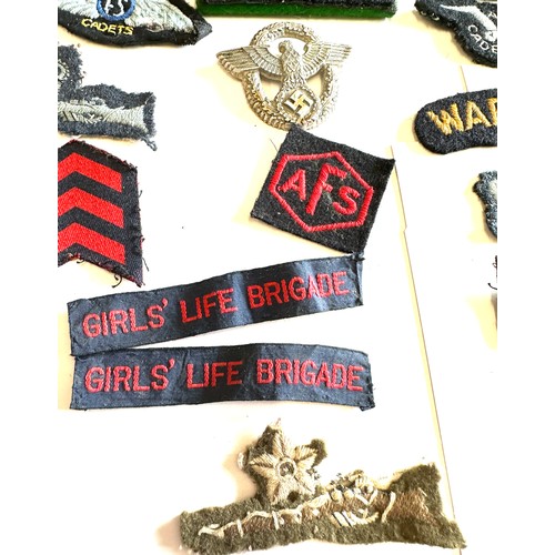 443 - Assorted WW2 era military badges including German and cloth examples A/F damage to one wheel