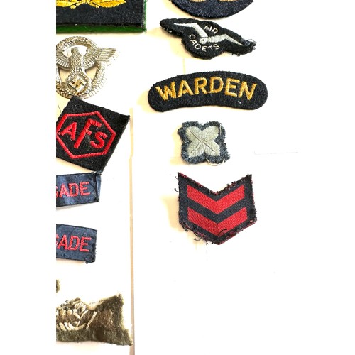 443 - Assorted WW2 era military badges including German and cloth examples A/F damage to one wheel