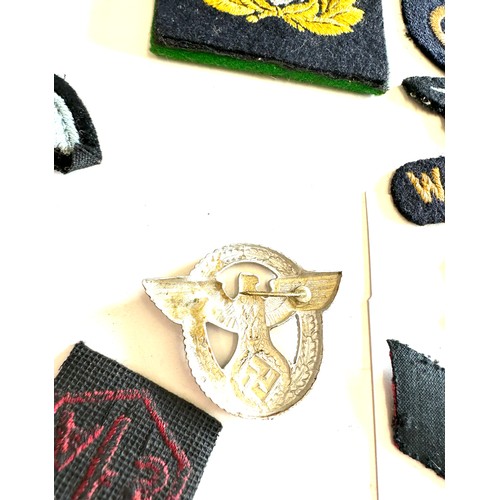 443 - Assorted WW2 era military badges including German and cloth examples A/F damage to one wheel