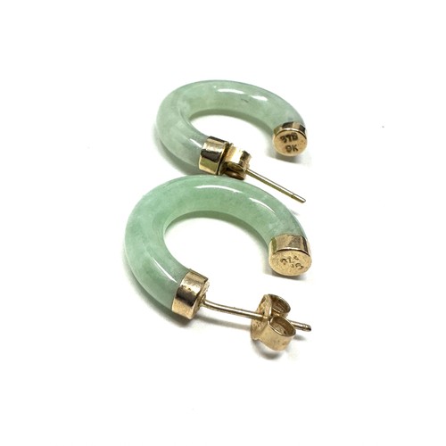 252 - 9ct gold paired jade hoop earrings (3.6g)