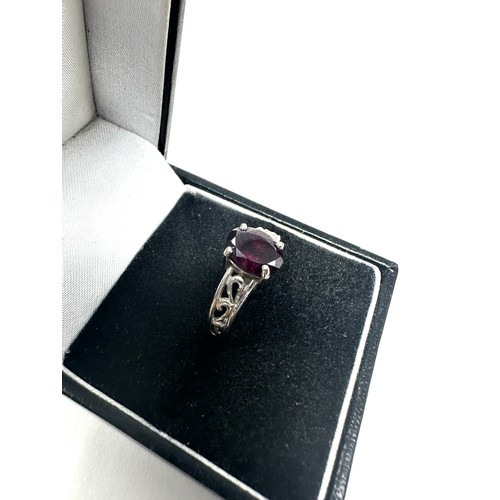 255 - 9ct white gold garnet ring (2.8g)