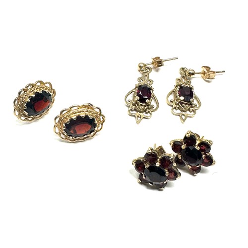 191 - 3 x 9ct gold paired garnet earrings inc. stud, drops (6g)