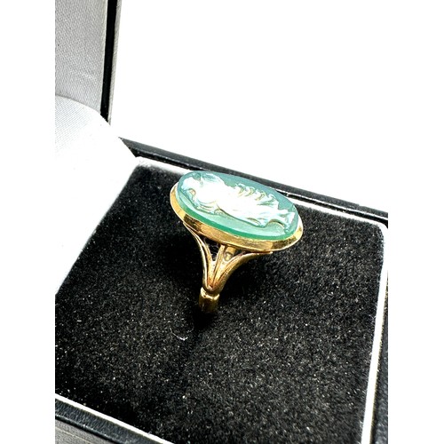 160 - 18ct yellow gold vintage carved agate ring (3.2g)