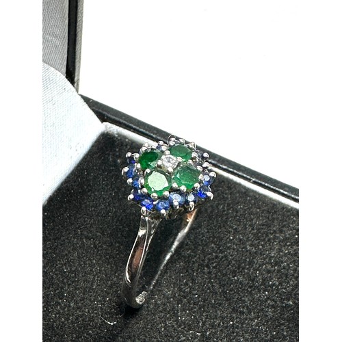 166 - 18ct white gold vintage diamond, sapphire & emerald cluster ring (3.4g)