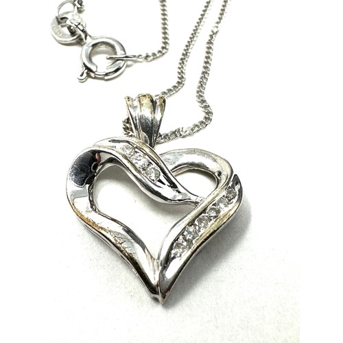 206 - 9ct white gold diamond heart pendant necklace (3g)