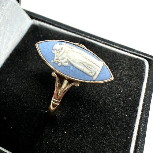 198 - 9ct gold wedgwood jasperware ring depicting goddess athena (2.6g)