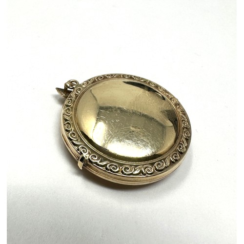 287 - 9ct gold engraved round locket (3.9g)