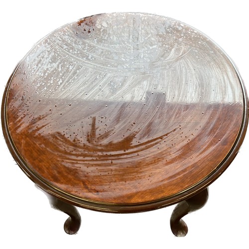 386 - Queen anne legged round occasional table measures approximately 21 inches tall 24 inches diameter